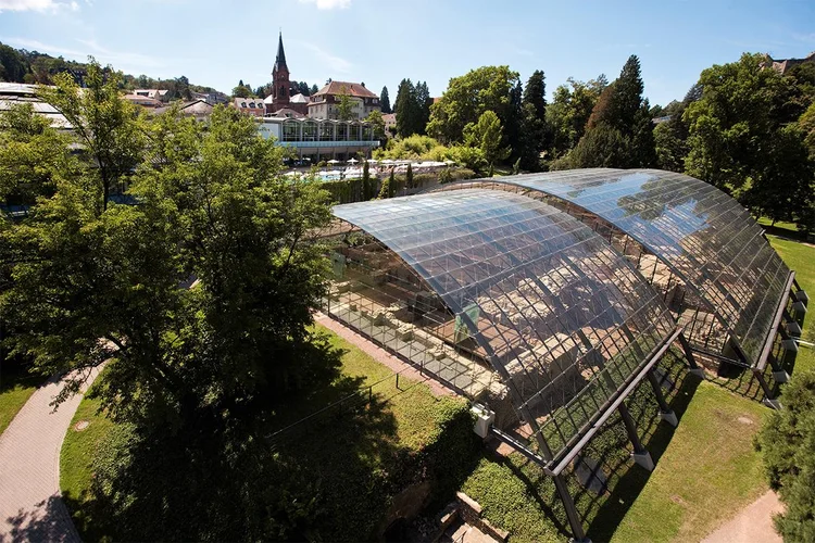 Foto: Staatliche Schlösser und Gärten Baden-Württemberg, Achim Mende Badruine Badenweiler, Glasüberdachung der Badruine