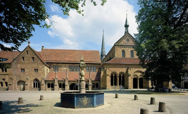 Foto: Staatliche Schlösser und Gärten Baden-Württemberg, Beck Kloster Maulbronn, Klausur mit Friedenslinde