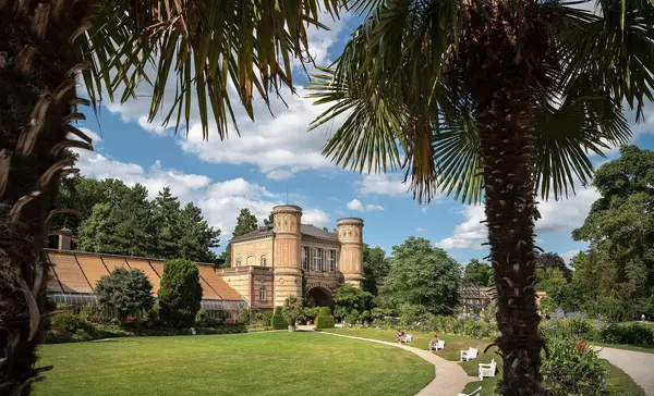 Foto: Staatliche Schlösser und Gärten Baden-Württemberg, Günther Bayerl Botanischer Garten Karlsruhe, Außenansicht