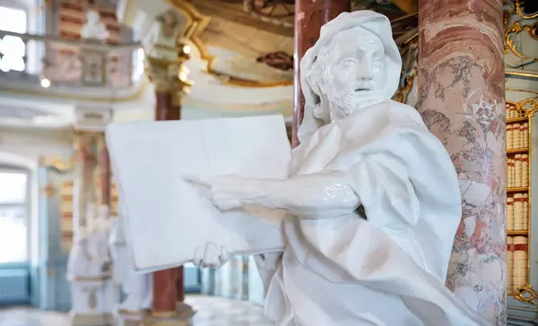 Foto: Staatliche Schlösser und Gärten Baden-Württemberg, Günther Bayerl Kloster Schussenried, Statue im Bibliothekssaal